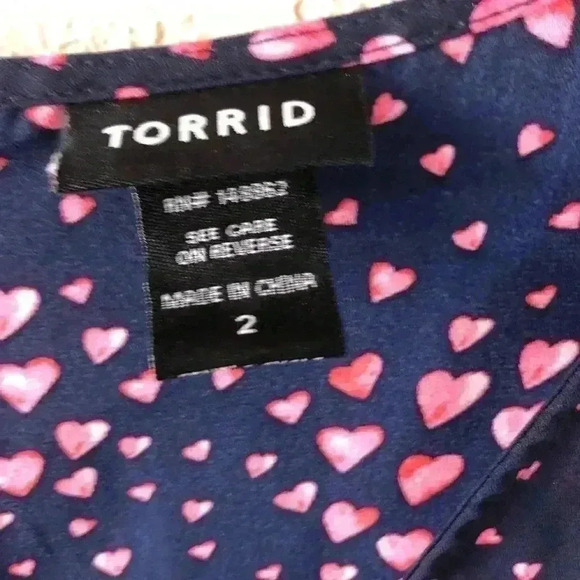 Torrid Flowy Navy valentine Blouse with Pink Hearts sz 2X - Picture 4 of 6